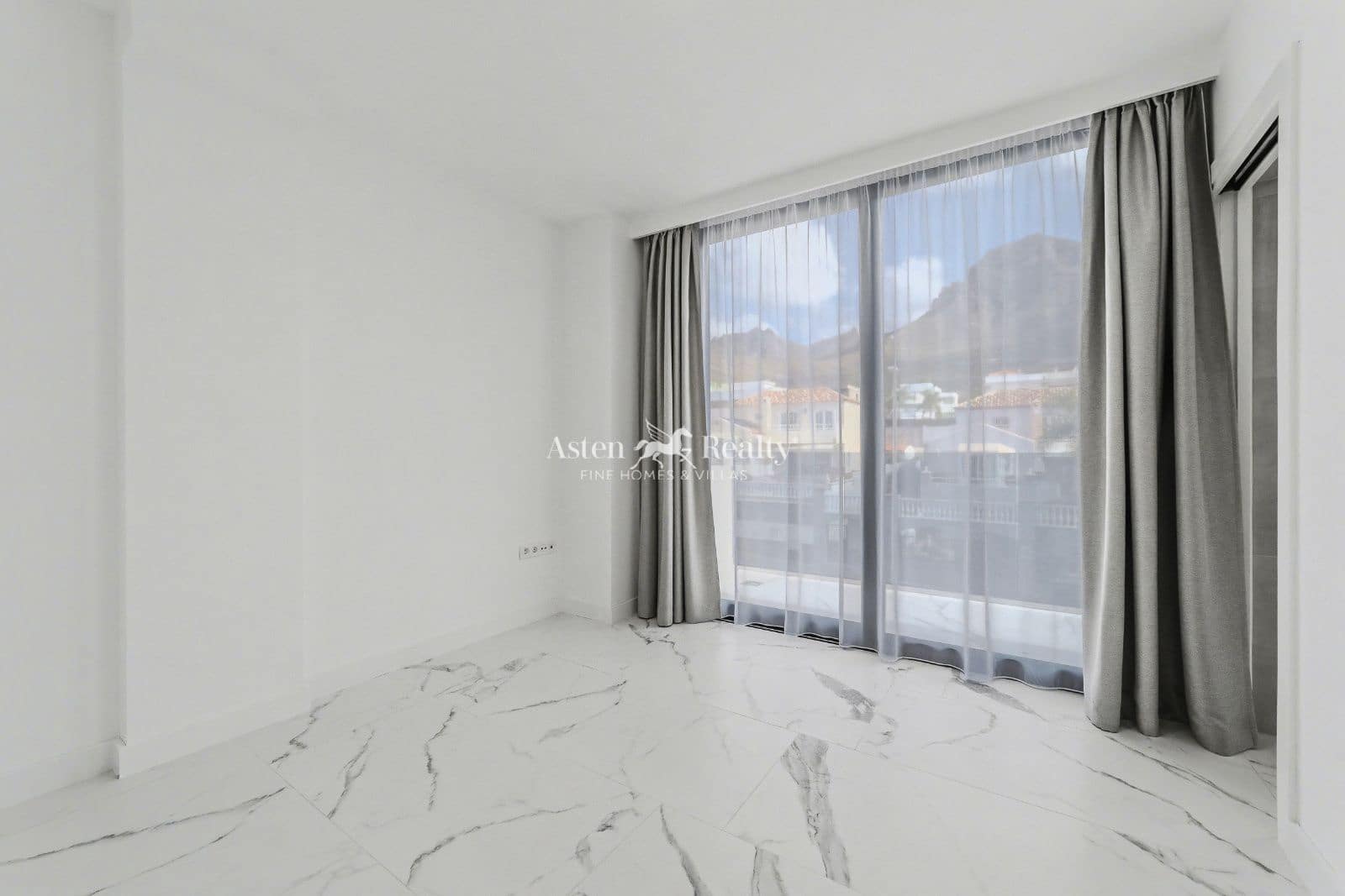 5 soveværelse Byhus til salg i Torviscas med swimmingpool garage - € 3.500.000 (Ref: 8678745)