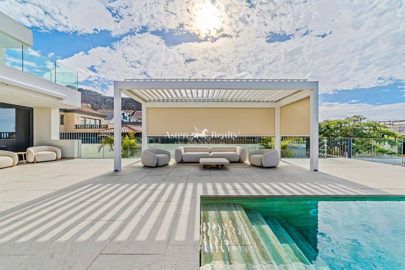 5 soveværelse Byhus til salg i Torviscas med swimmingpool garage - € 3.500.000 (Ref: 8678745)