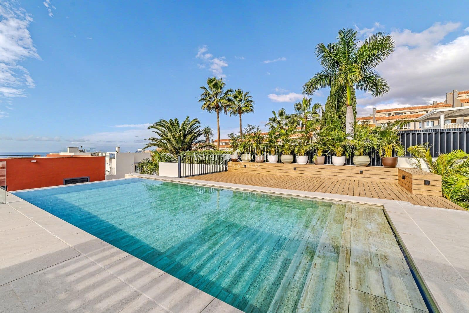 5 soveværelse Byhus til salg i Torviscas med swimmingpool garage - € 3.500.000 (Ref: 8678745)