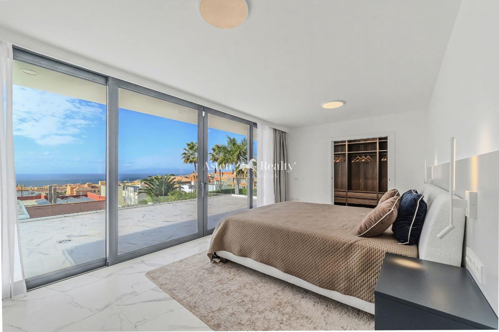 5 soveværelse Byhus til salg i Torviscas med swimmingpool garage - € 3.500.000 (Ref: 8678745)