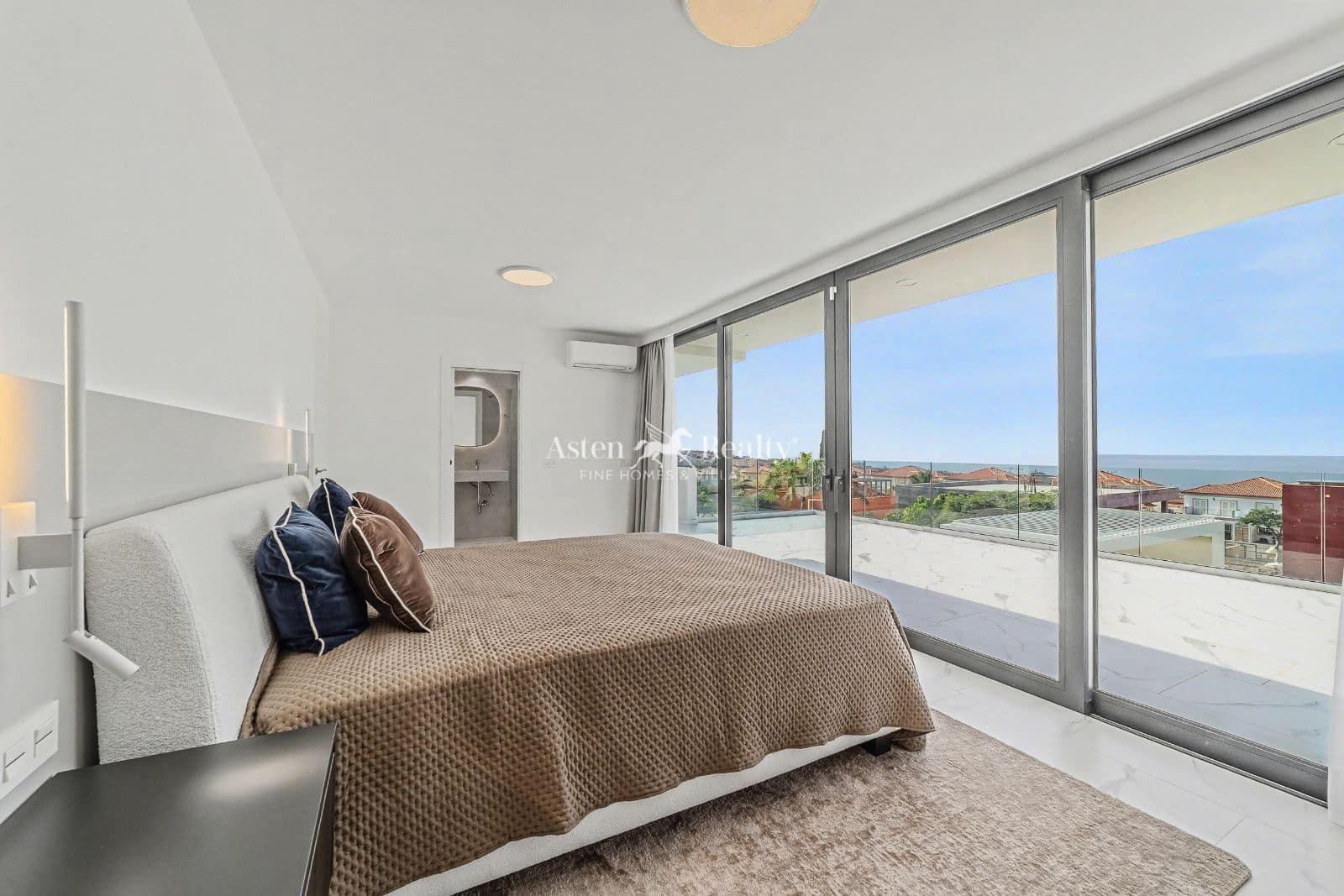 5 soveværelse Byhus til salg i Torviscas med swimmingpool garage - € 3.500.000 (Ref: 8678745)