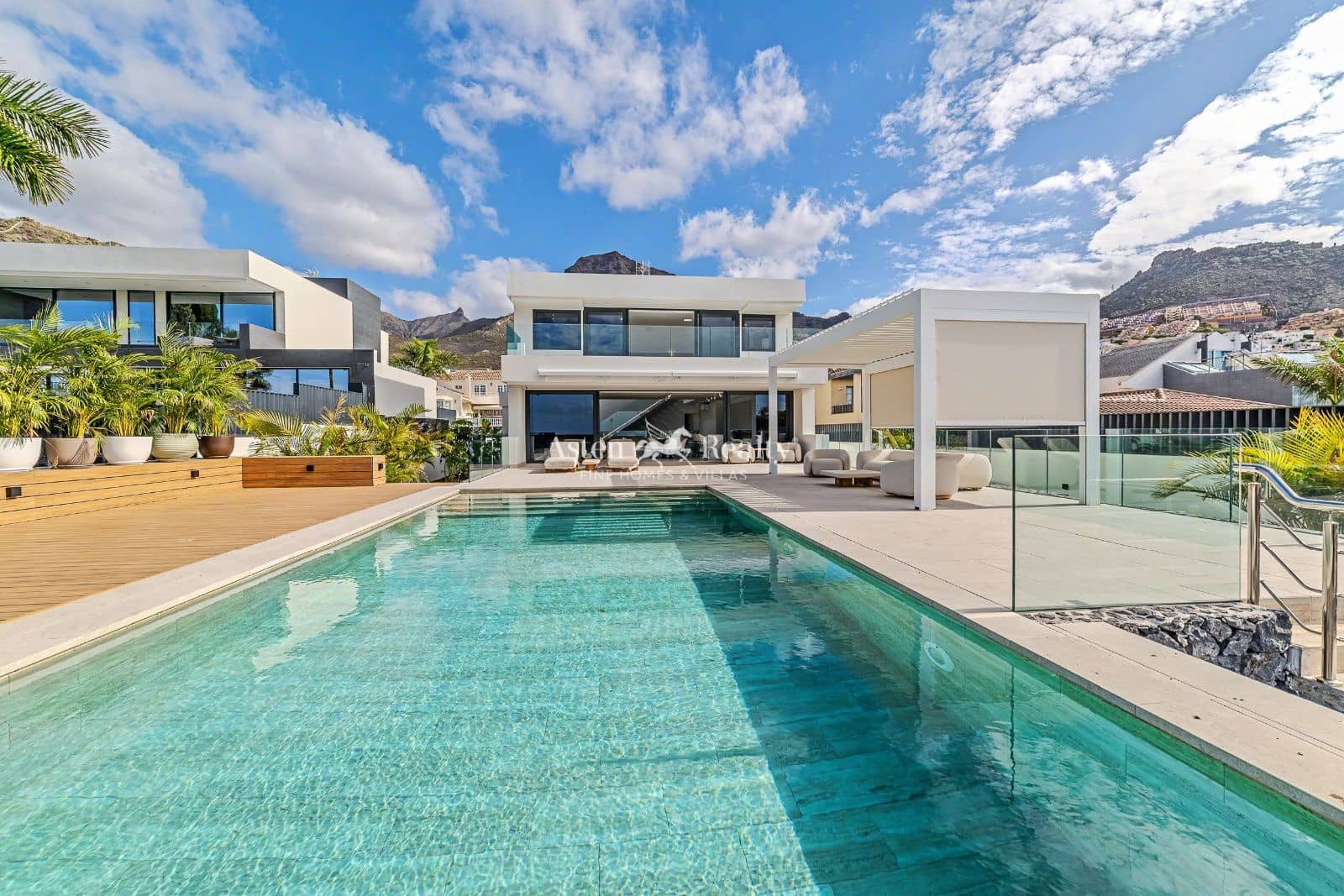 5 soveværelse Byhus til salg i Torviscas med swimmingpool garage - € 3.500.000 (Ref: 8678745)