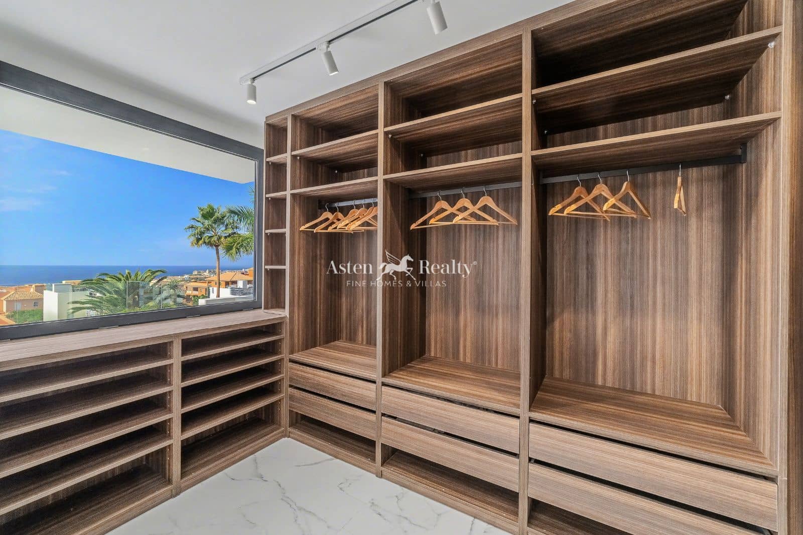 5 soveværelse Byhus til salg i Torviscas med swimmingpool garage - € 3.500.000 (Ref: 8678745)