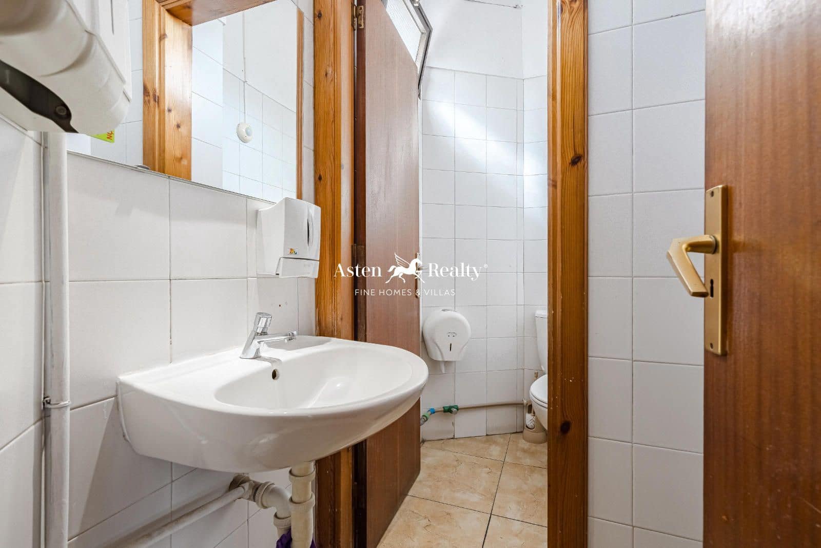 Business for sale in Playa de las Americas - € 330,000 (Ref: 8679072)