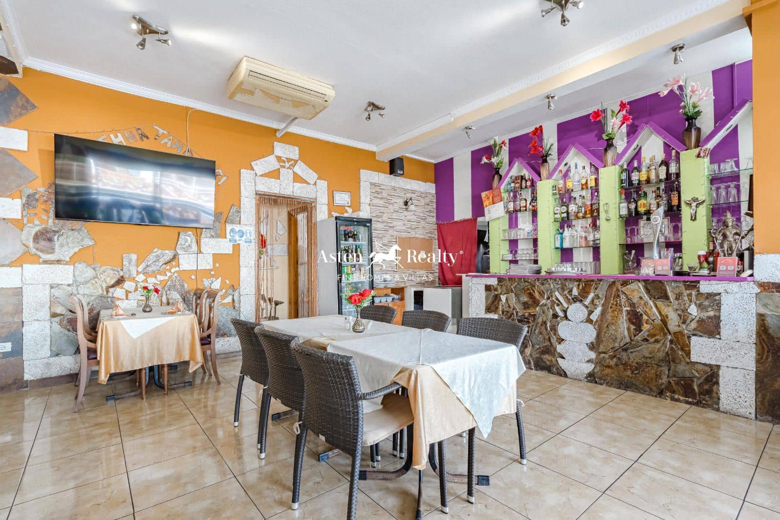 Business for sale in Playa de las Americas - € 330,000 (Ref: 8679072)