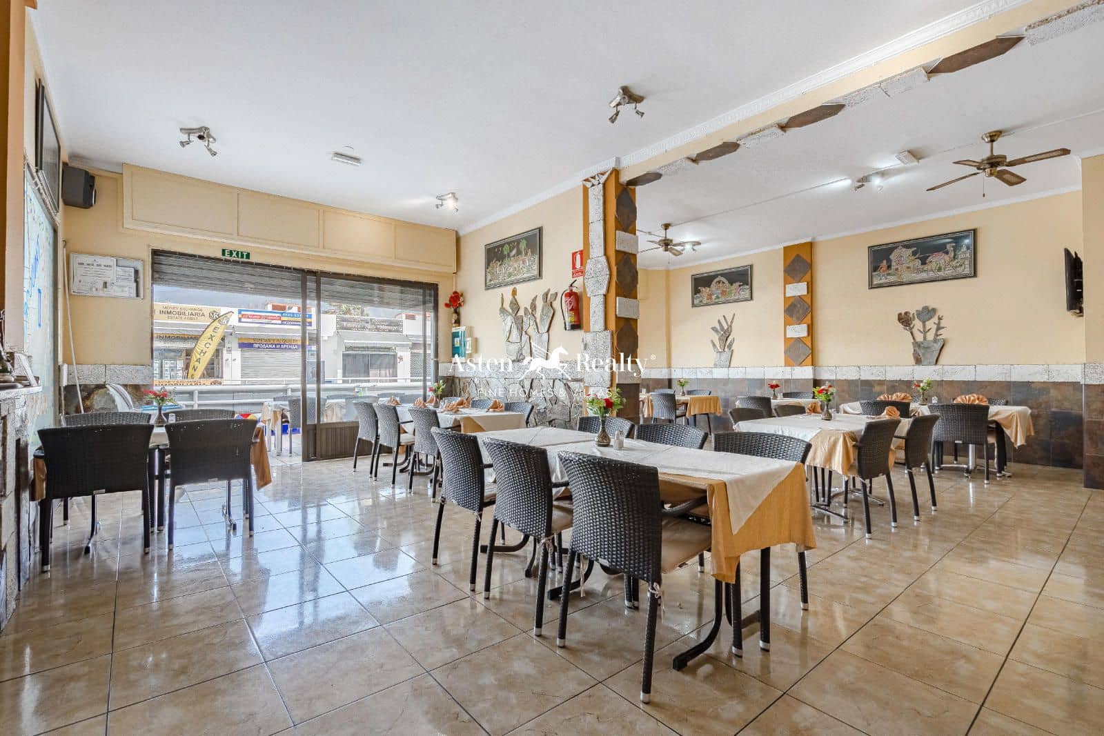 Business for sale in Playa de las Americas - € 330,000 (Ref: 8679072)