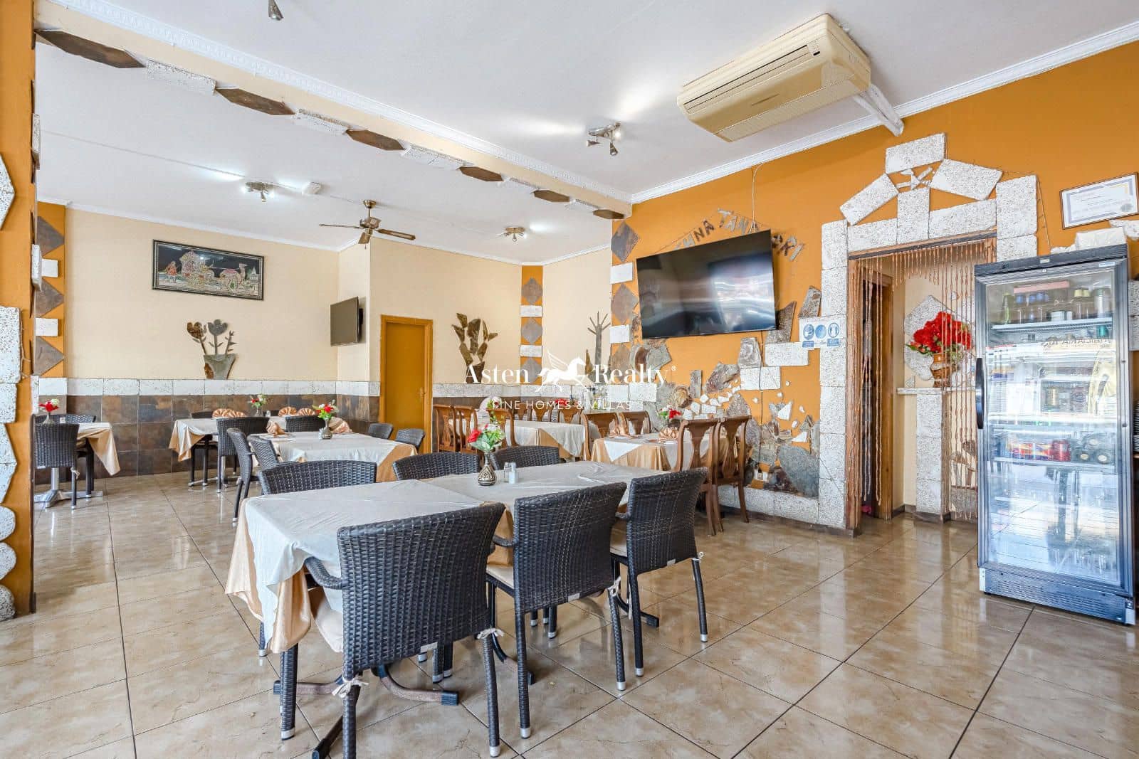 Business for sale in Playa de las Americas - € 330,000 (Ref: 8679072)