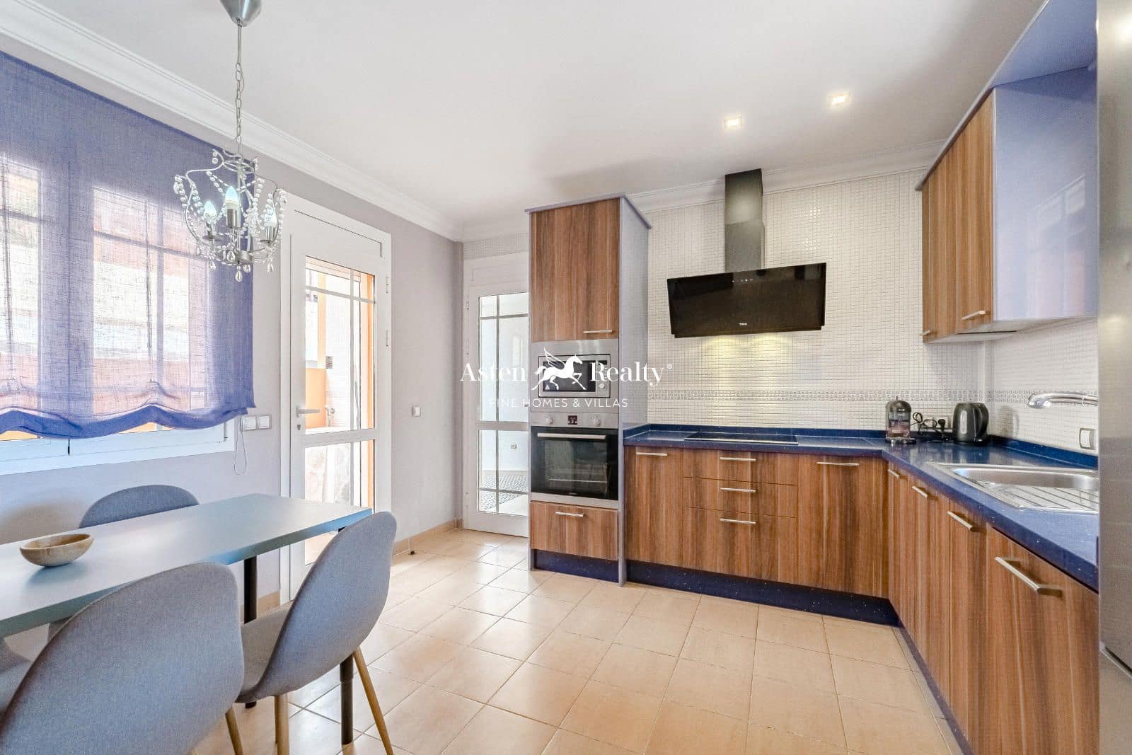 4 soveværelse Byhus til salg i Los Cristianos med swimmingpool garage - € 795.000 (Ref: 8706715)