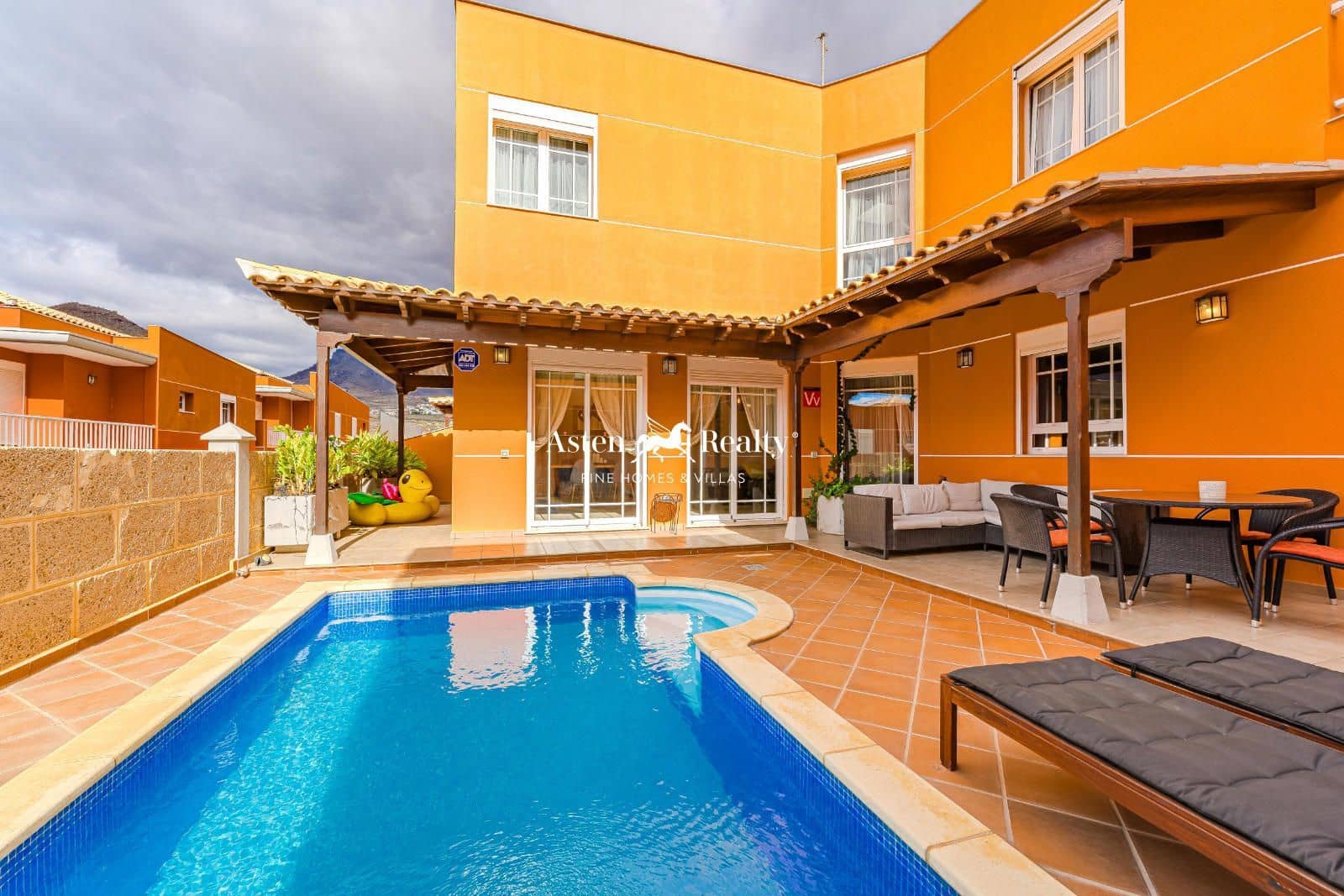 4 soveværelse Byhus til salg i Los Cristianos med swimmingpool garage - € 795.000 (Ref: 8706715)