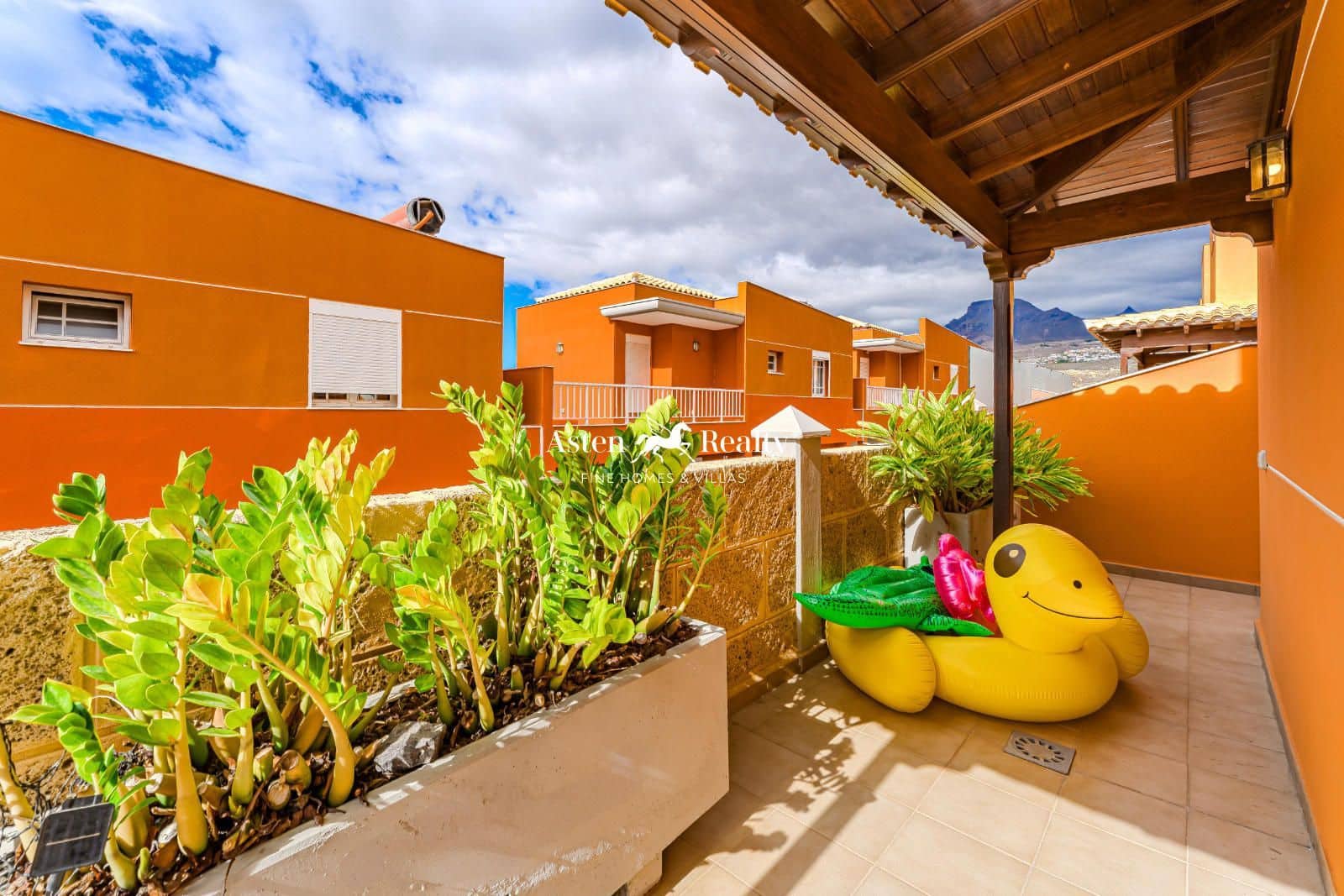 4 soveværelse Byhus til salg i Los Cristianos med swimmingpool garage - € 795.000 (Ref: 8706715)