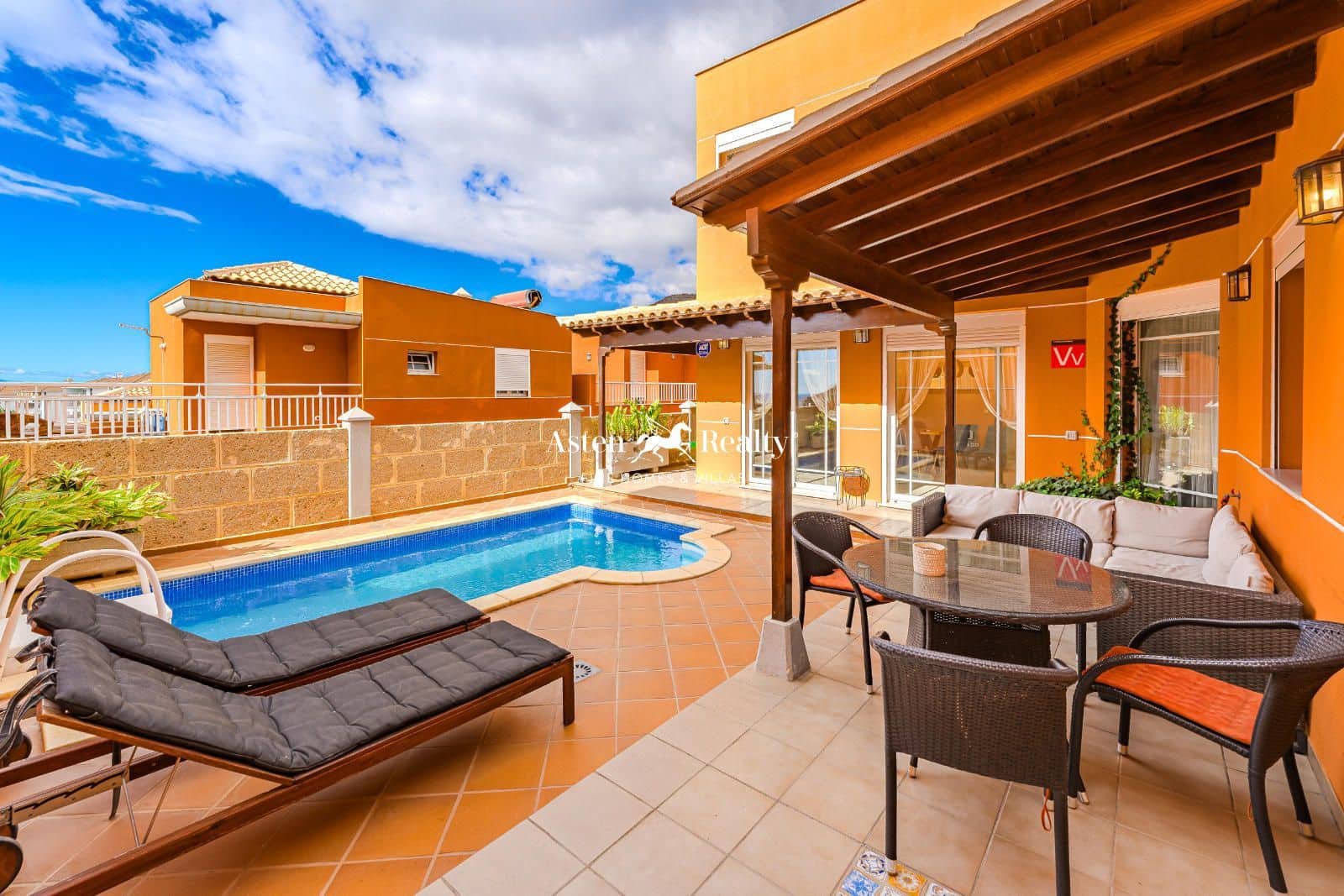 4 soveværelse Byhus til salg i Los Cristianos med swimmingpool garage - € 795.000 (Ref: 8706715)