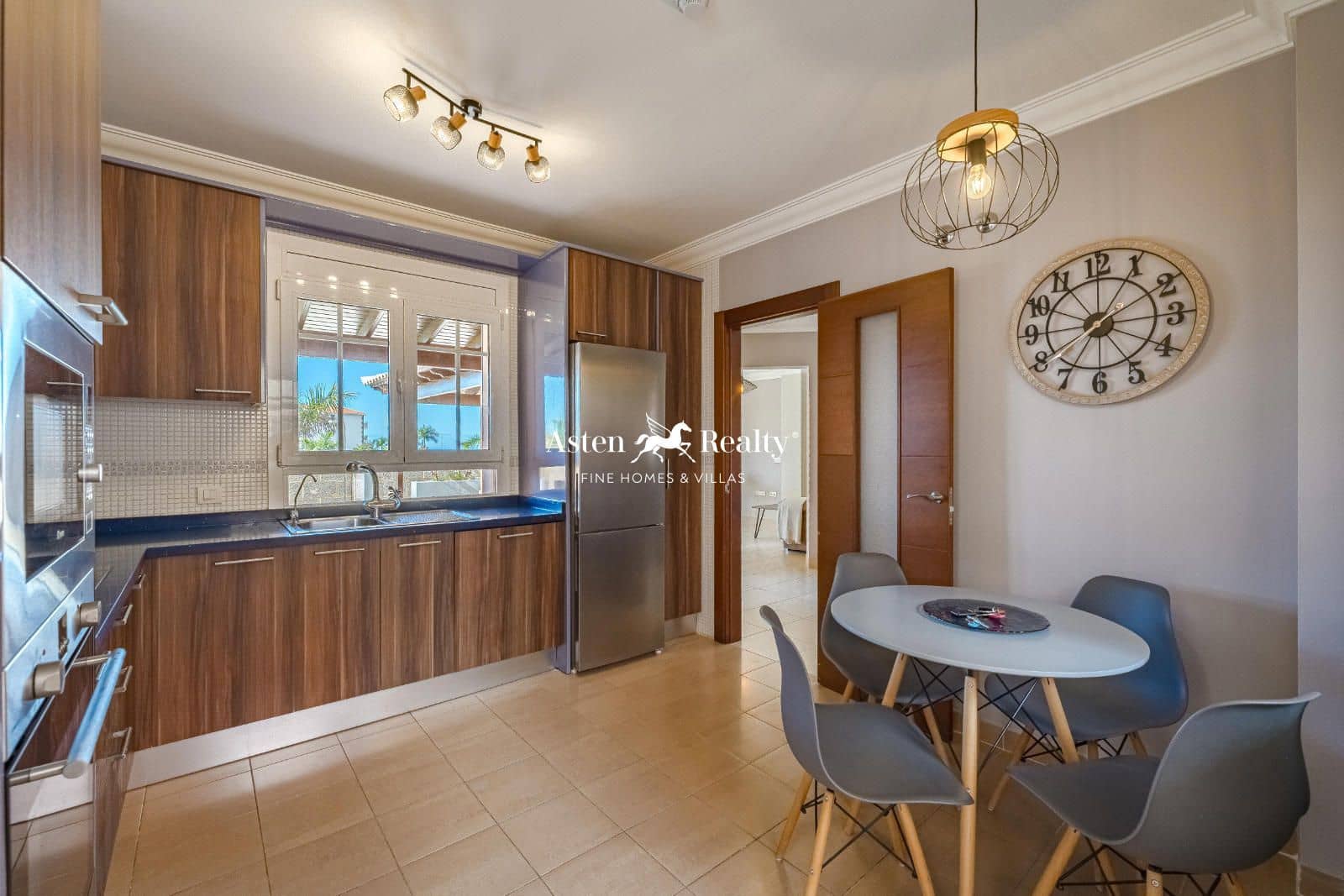 4 soveværelse Byhus til salg i Los Cristianos med swimmingpool garage - € 775.000 (Ref: 8707503)