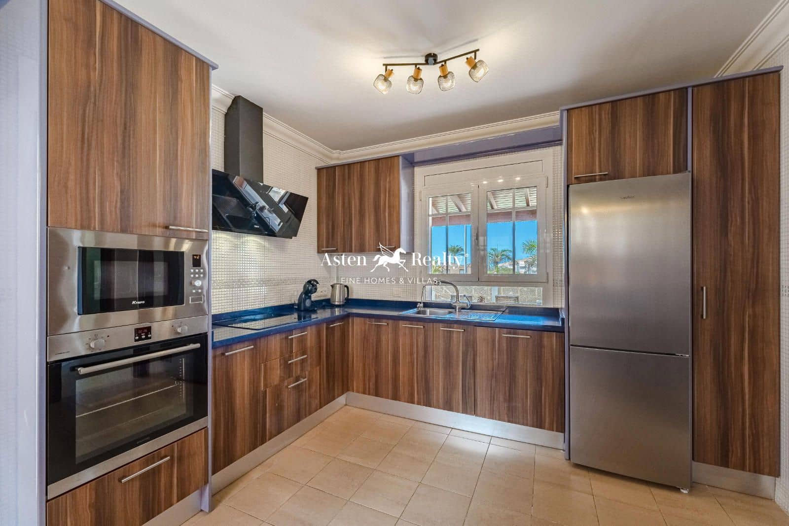 4 soveværelse Byhus til salg i Los Cristianos med swimmingpool garage - € 775.000 (Ref: 8707503)