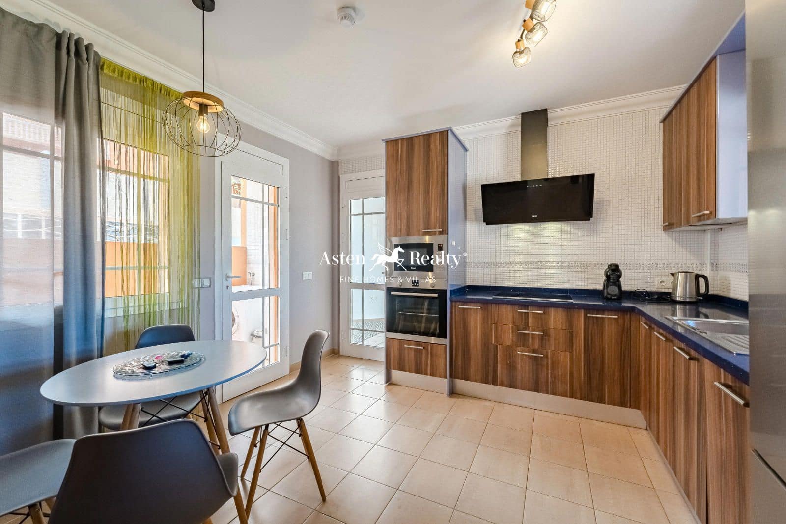 4 soveværelse Byhus til salg i Los Cristianos med swimmingpool garage - € 775.000 (Ref: 8707503)