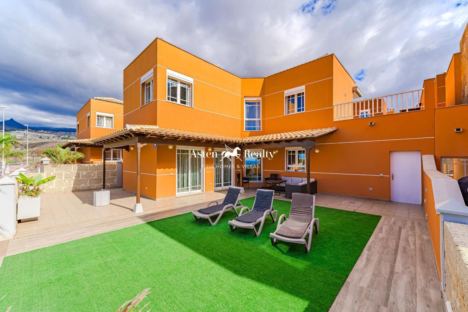 4 soveværelse Byhus til salg i Los Cristianos med swimmingpool garage - € 775.000 (Ref: 8707503)