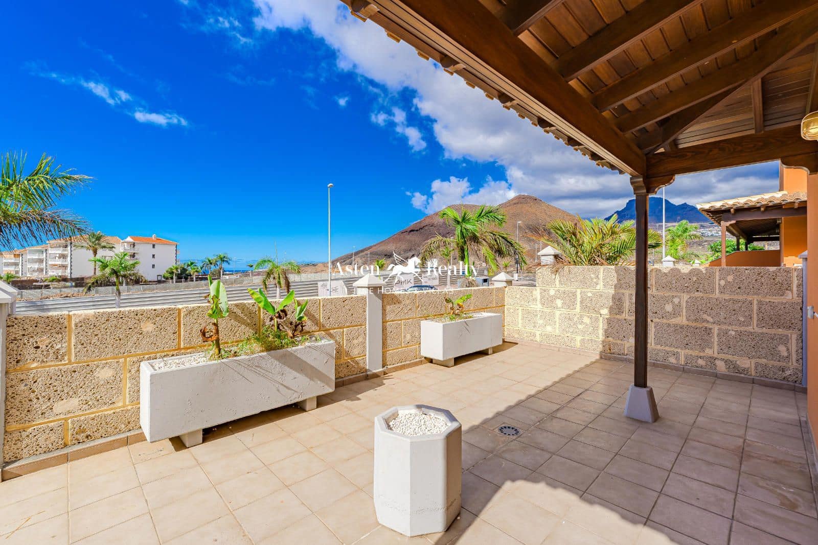 4 soveværelse Byhus til salg i Los Cristianos med swimmingpool garage - € 775.000 (Ref: 8707503)