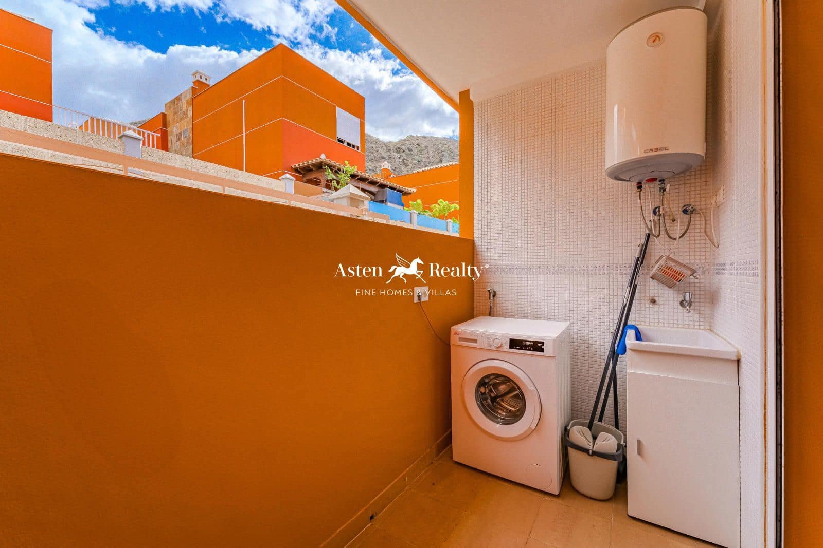 4 soveværelse Byhus til salg i Los Cristianos med swimmingpool garage - € 775.000 (Ref: 8707503)