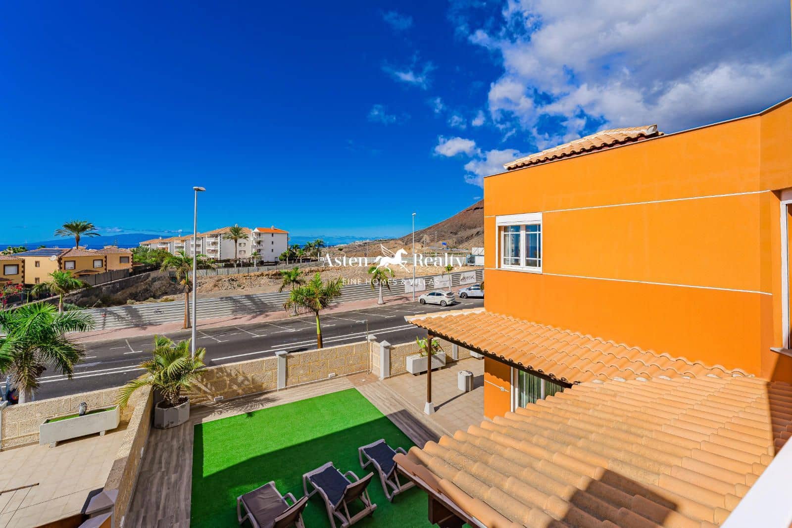 4 soveværelse Byhus til salg i Los Cristianos med swimmingpool garage - € 775.000 (Ref: 8707503)
