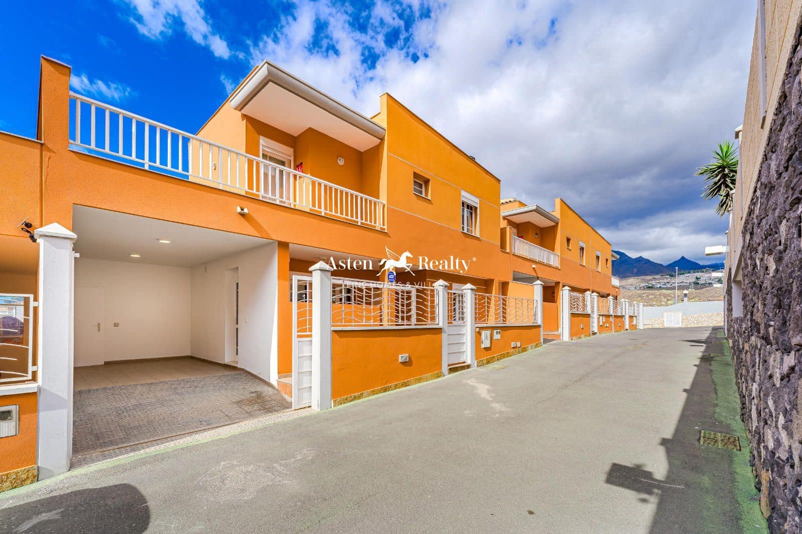 4 soveværelse Byhus til salg i Los Cristianos med swimmingpool garage - € 775.000 (Ref: 8707503)