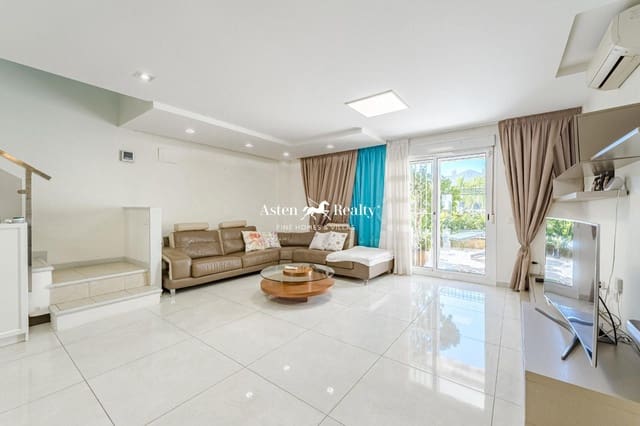 4 soveværelse Byhus til salg i Torviscas, Adeje med swimmingpool garage - € 680.000 (Ref: 8742279)