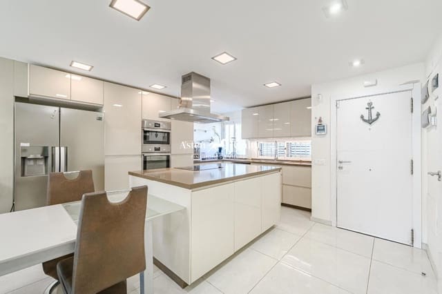 4 soveværelse Byhus til salg i Torviscas, Adeje med swimmingpool garage - € 680.000 (Ref: 8742279)