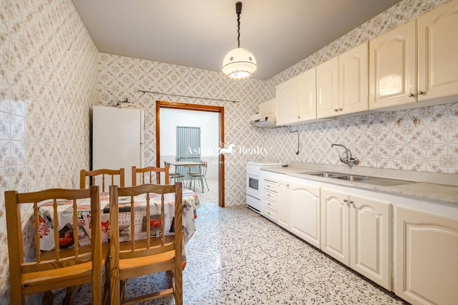 5 soverom Restaurant/Bar til salgs i Armenime med garasje - € 360 000 (Ref: 8765512)