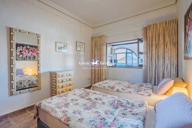 4 soveværelse Villa til salg i El Medano, Granadilla de Abona med garage - € 729.000 (Ref: 8810881)