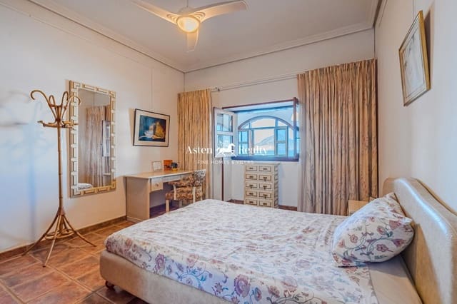 4 soveværelse Villa til salg i El Medano, Granadilla de Abona med garage - € 729.000 (Ref: 8810881)