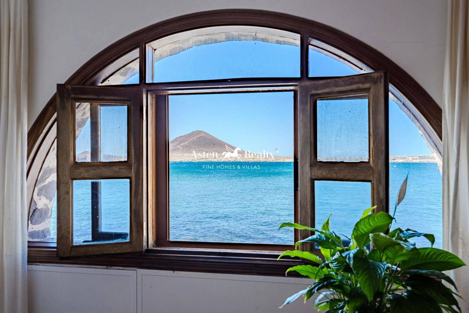 4 soveværelse Villa til salg i El Medano med garage - € 729.000 (Ref: 8810881)