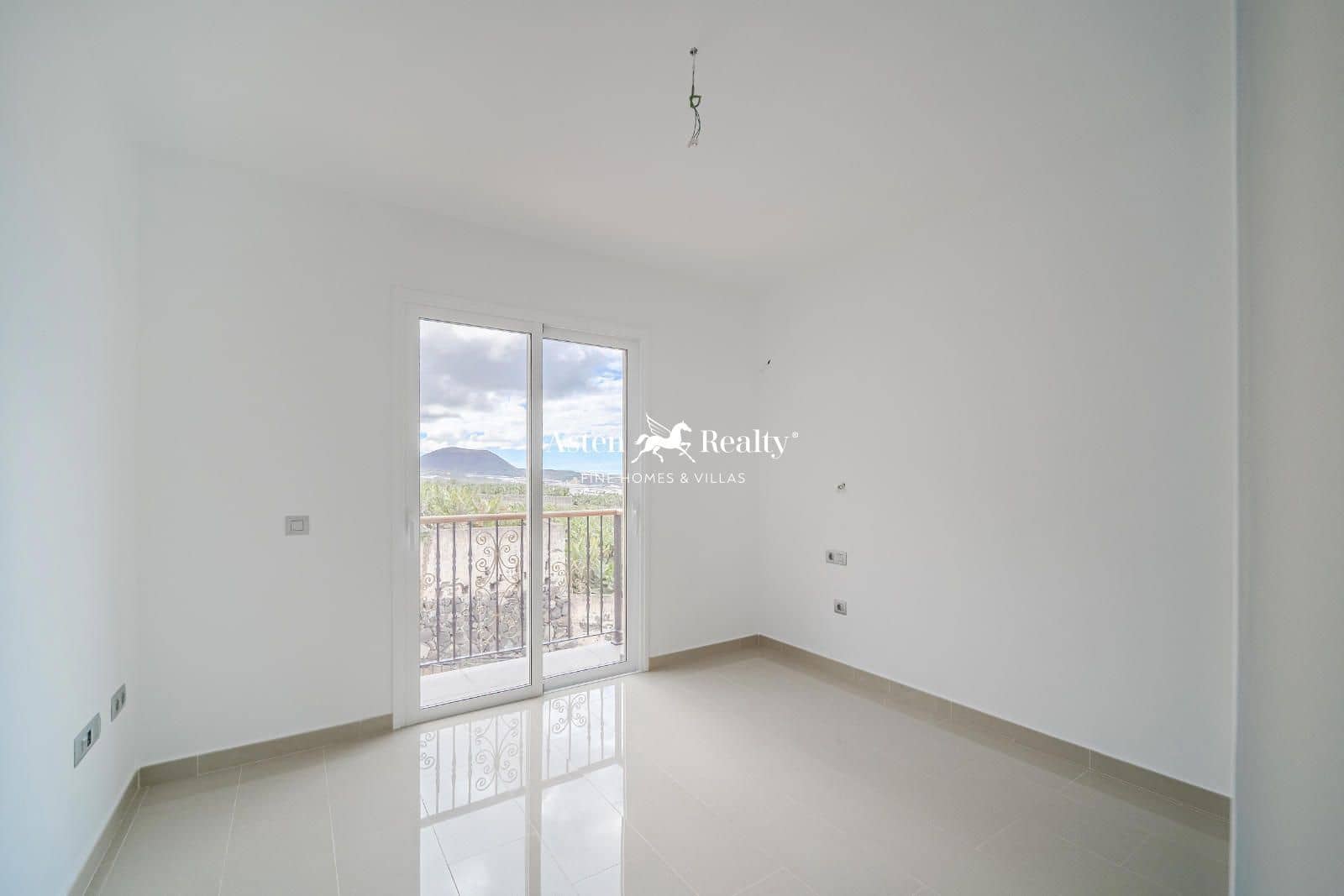 5 bedroom Townhouse for sale in Garachico with garage - € 975,000 (Ref: 8842265)