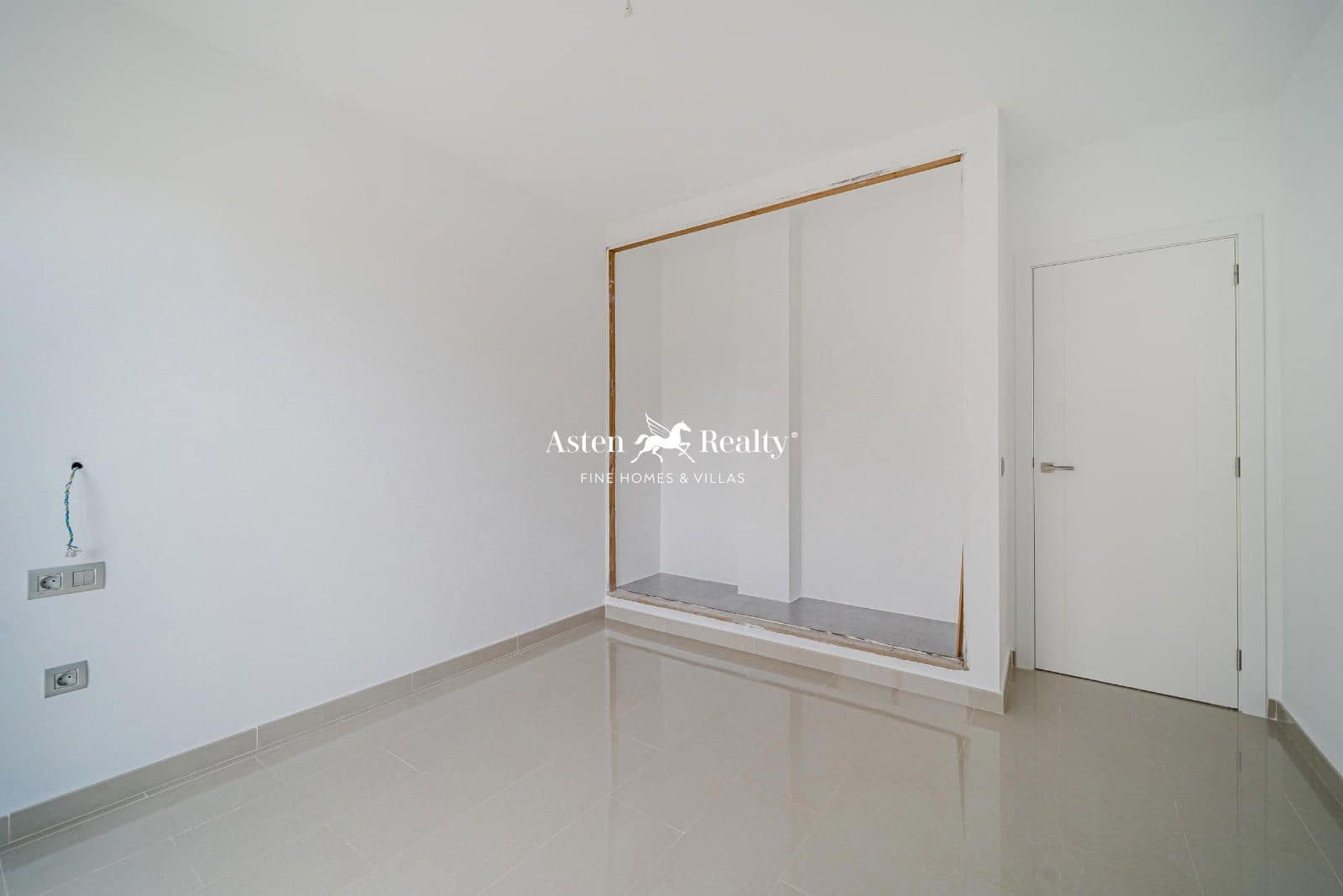 5 bedroom Townhouse for sale in Garachico with garage - € 975,000 (Ref: 8842265)