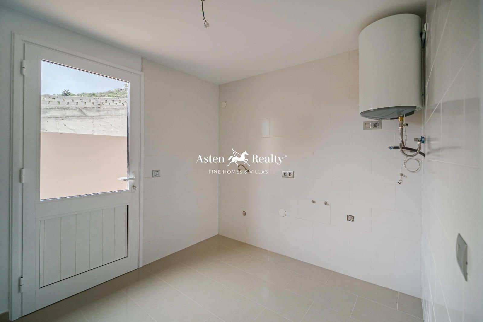 5 bedroom Townhouse for sale in Garachico with garage - € 975,000 (Ref: 8842265)