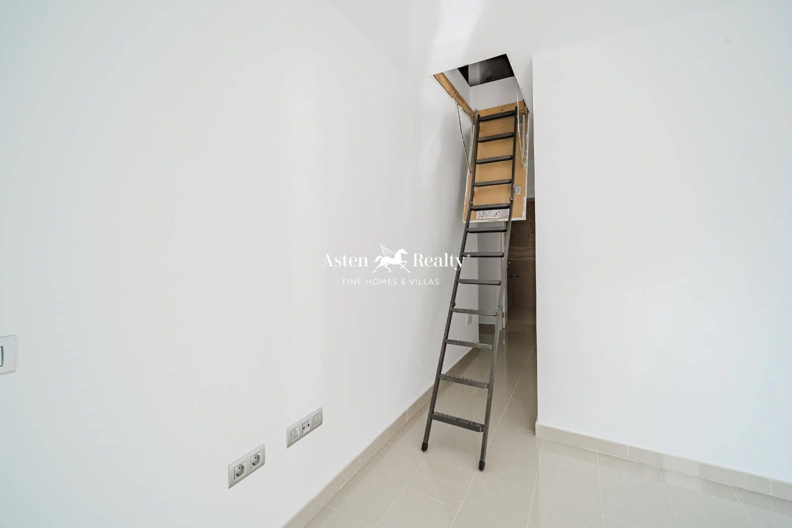 5 bedroom Townhouse for sale in Garachico with garage - € 975,000 (Ref: 8842265)