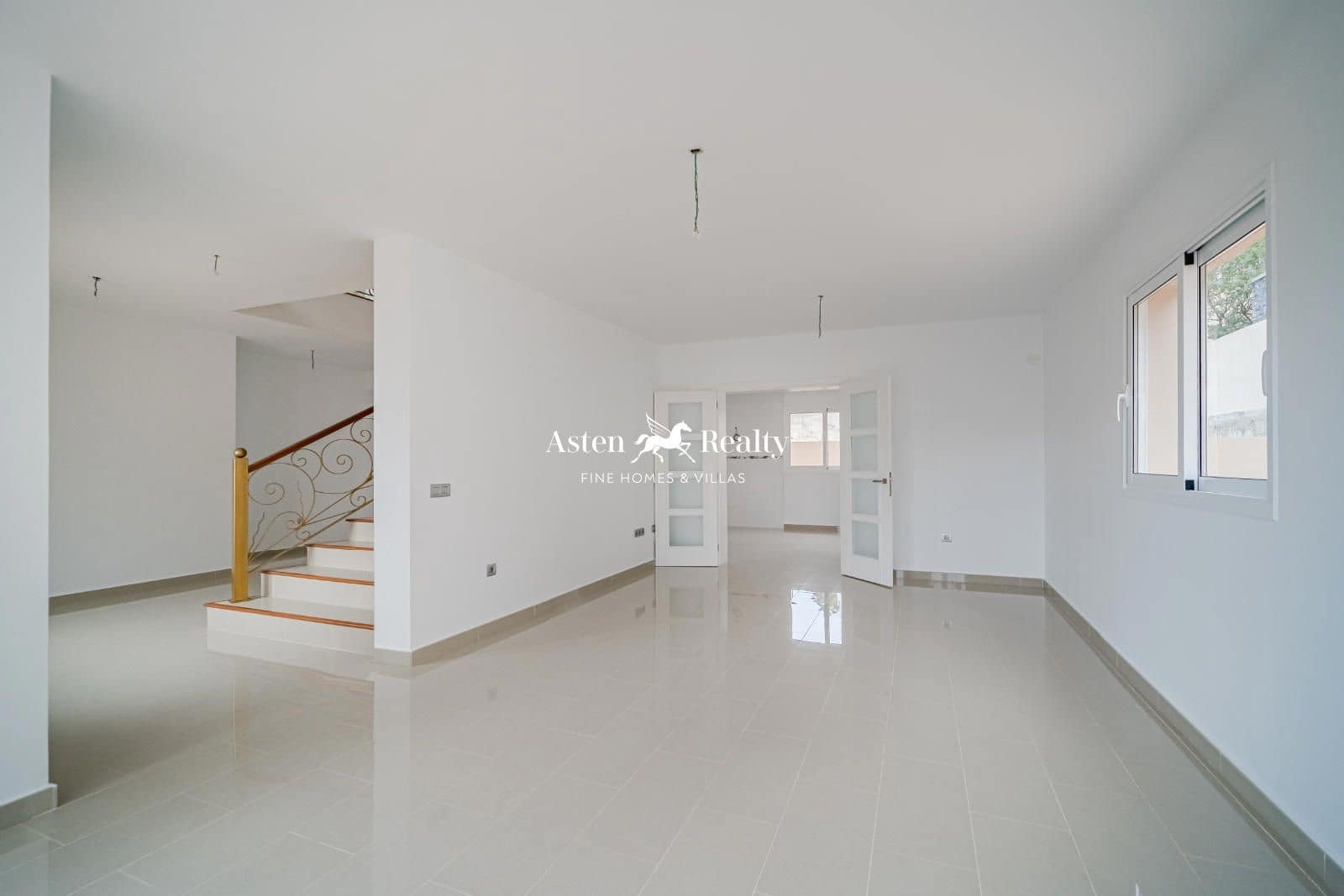 5 bedroom Townhouse for sale in Garachico with garage - € 975,000 (Ref: 8842265)