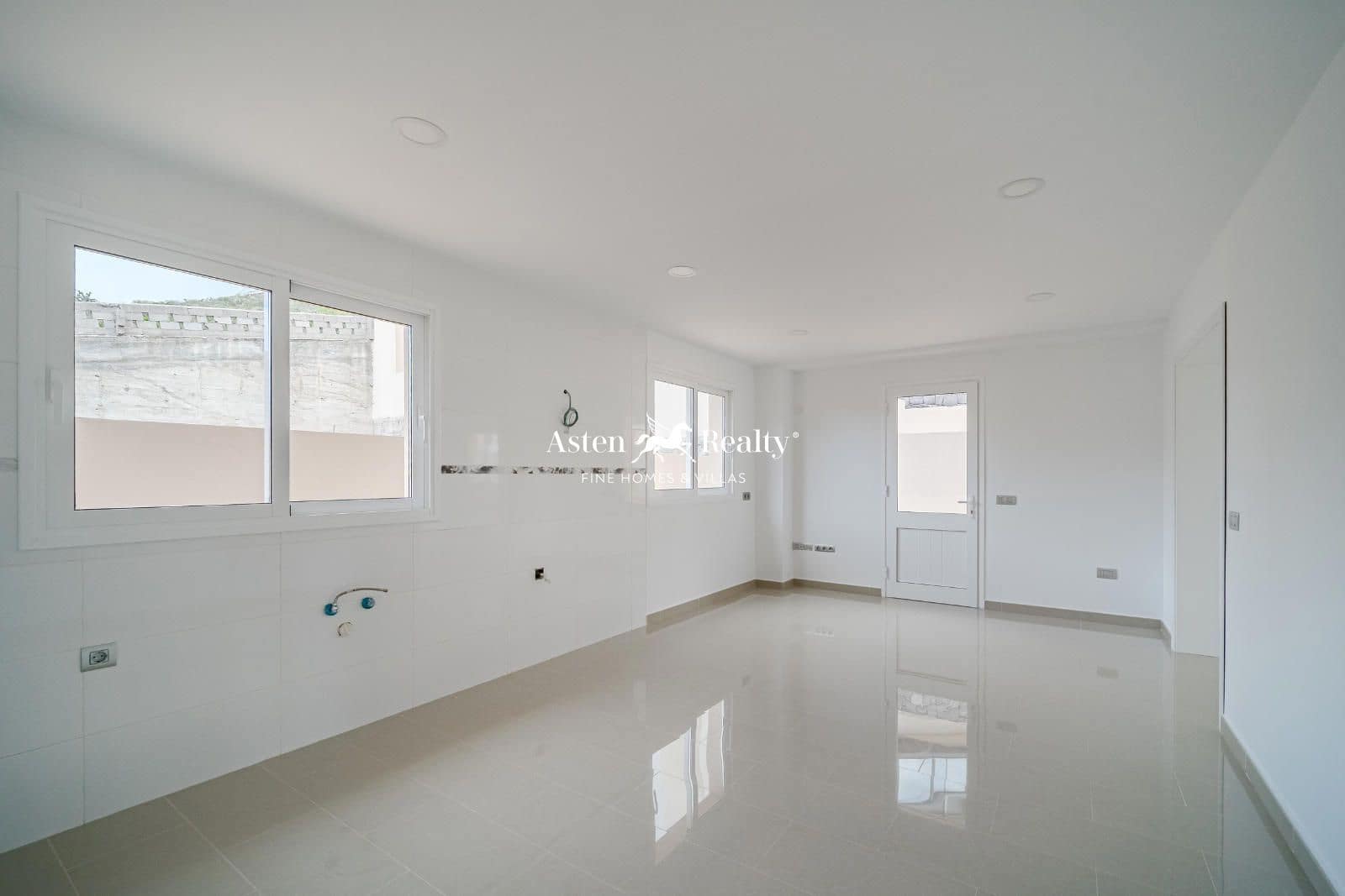 5 bedroom Townhouse for sale in Garachico with garage - € 975,000 (Ref: 8842265)