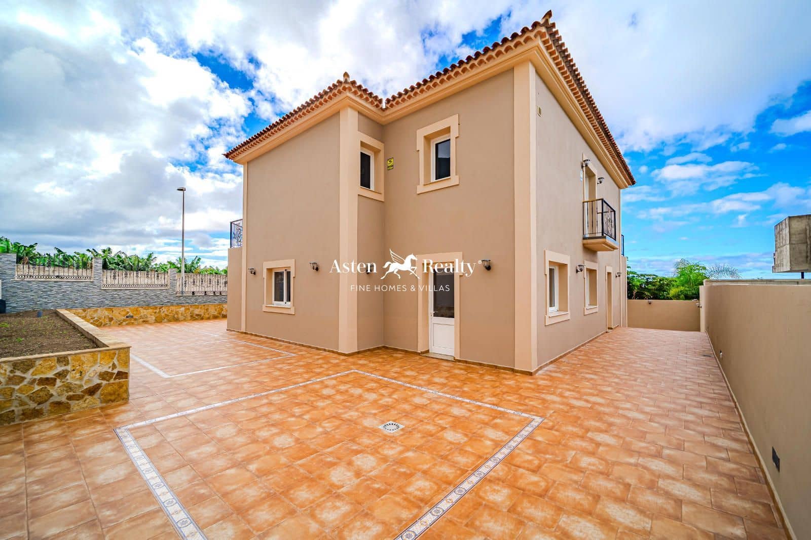 5 bedroom Townhouse for sale in Garachico with garage - € 975,000 (Ref: 8842265)