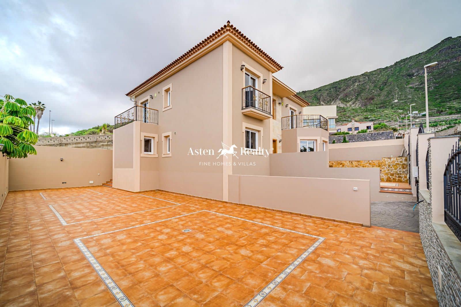5 bedroom Townhouse for sale in Garachico with garage - € 975,000 (Ref: 8842265)