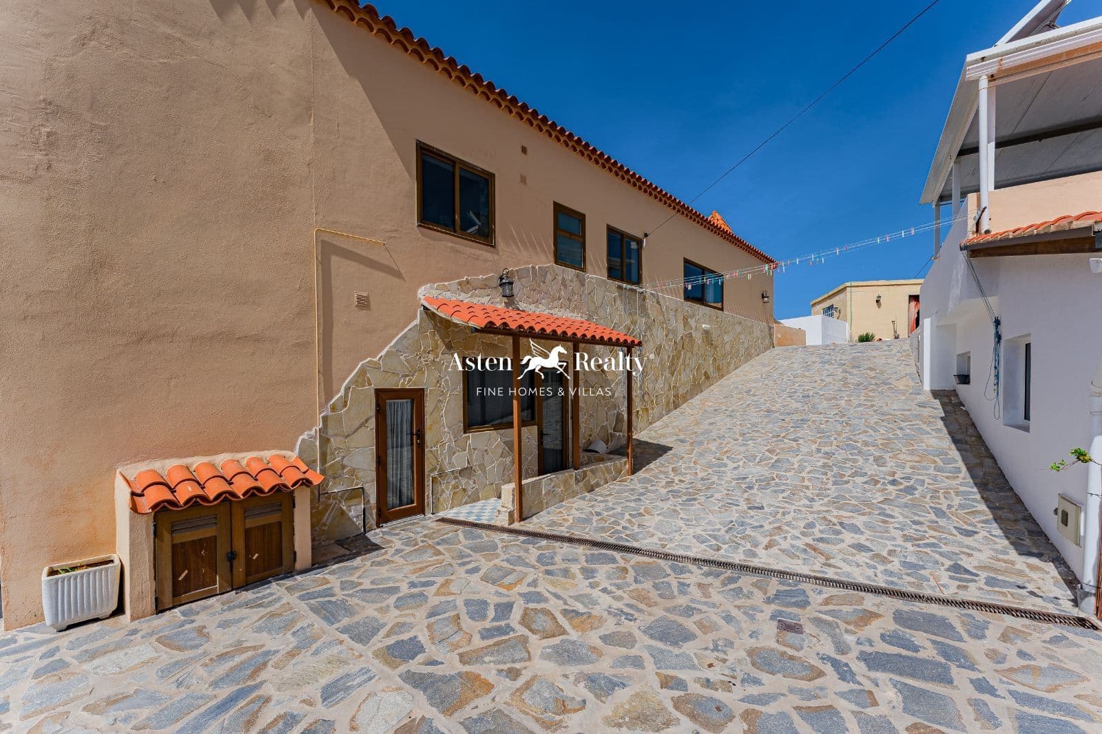 6 slaapkamer Villa te koop in San Miguel de Abona met zwembad garage - € 860.000 (Ref: 8897318)