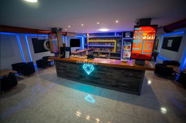 Virksomhed til salg i Playa del Duque, Adeje - € 1.400.000 (Ref: 8901411)