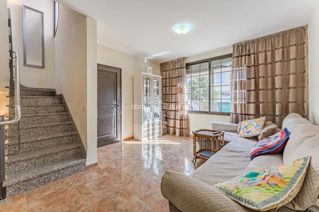 3 slaapkamer Huis te koop in El Medano, Granadilla de Abona met garage - € 455.000 (Ref: 8918409)