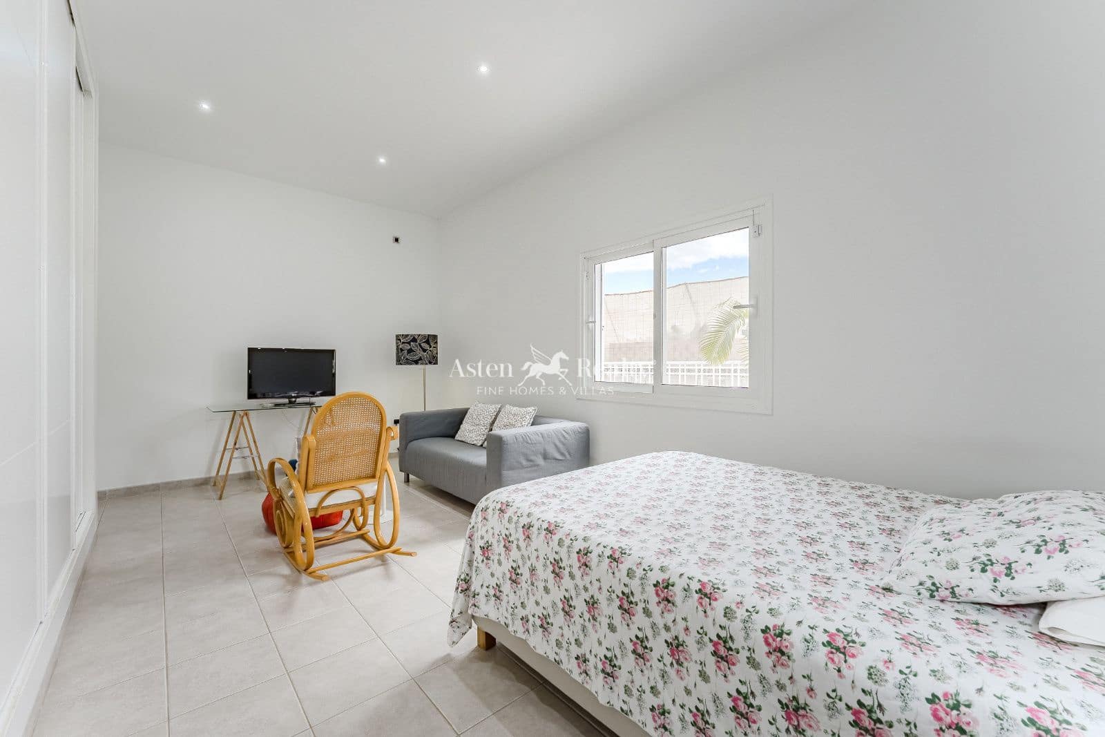 5 bedroom Townhouse for sale in Los Cristianos with pool garage - € 1,700,000 (Ref: 8940816)