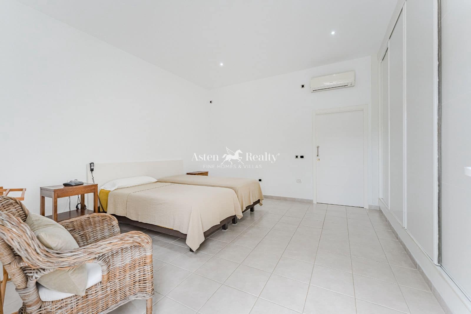 5 bedroom Townhouse for sale in Los Cristianos with pool garage - € 1,700,000 (Ref: 8940816)