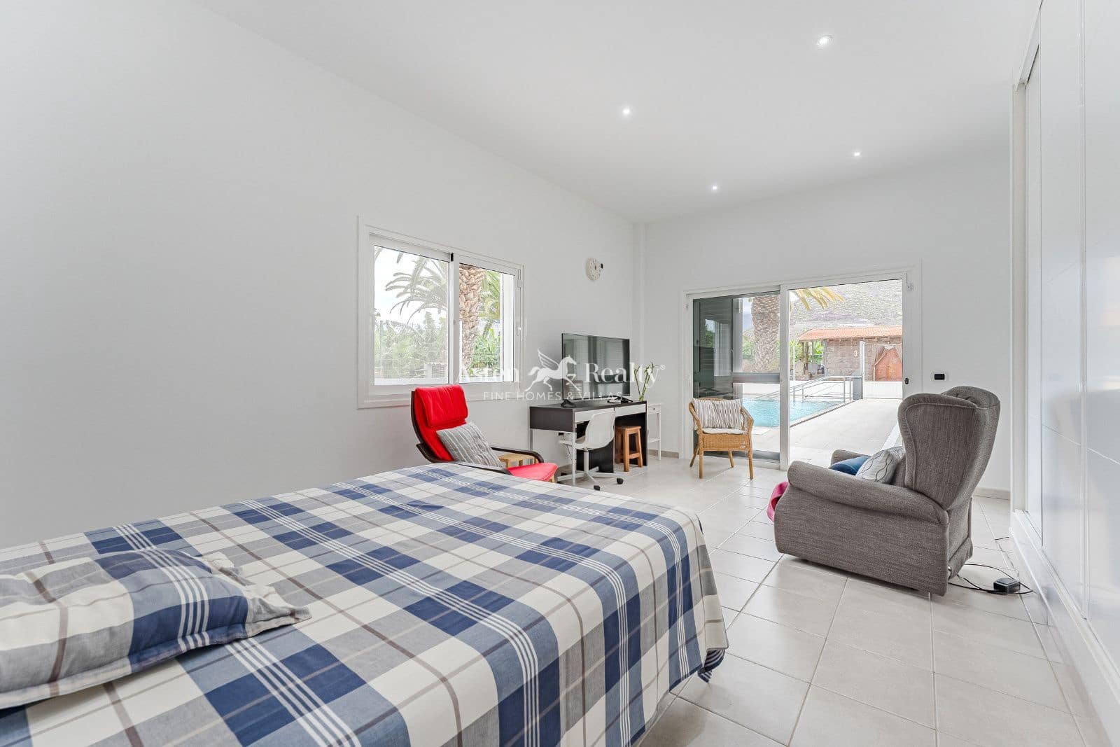 5 bedroom Townhouse for sale in Los Cristianos with pool garage - € 1,700,000 (Ref: 8940816)