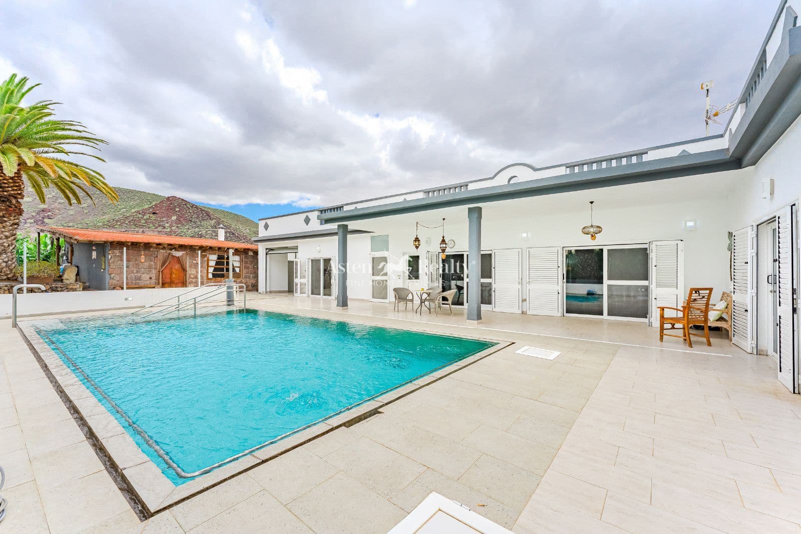 5 bedroom Townhouse for sale in Los Cristianos with pool garage - € 1,700,000 (Ref: 8940816)