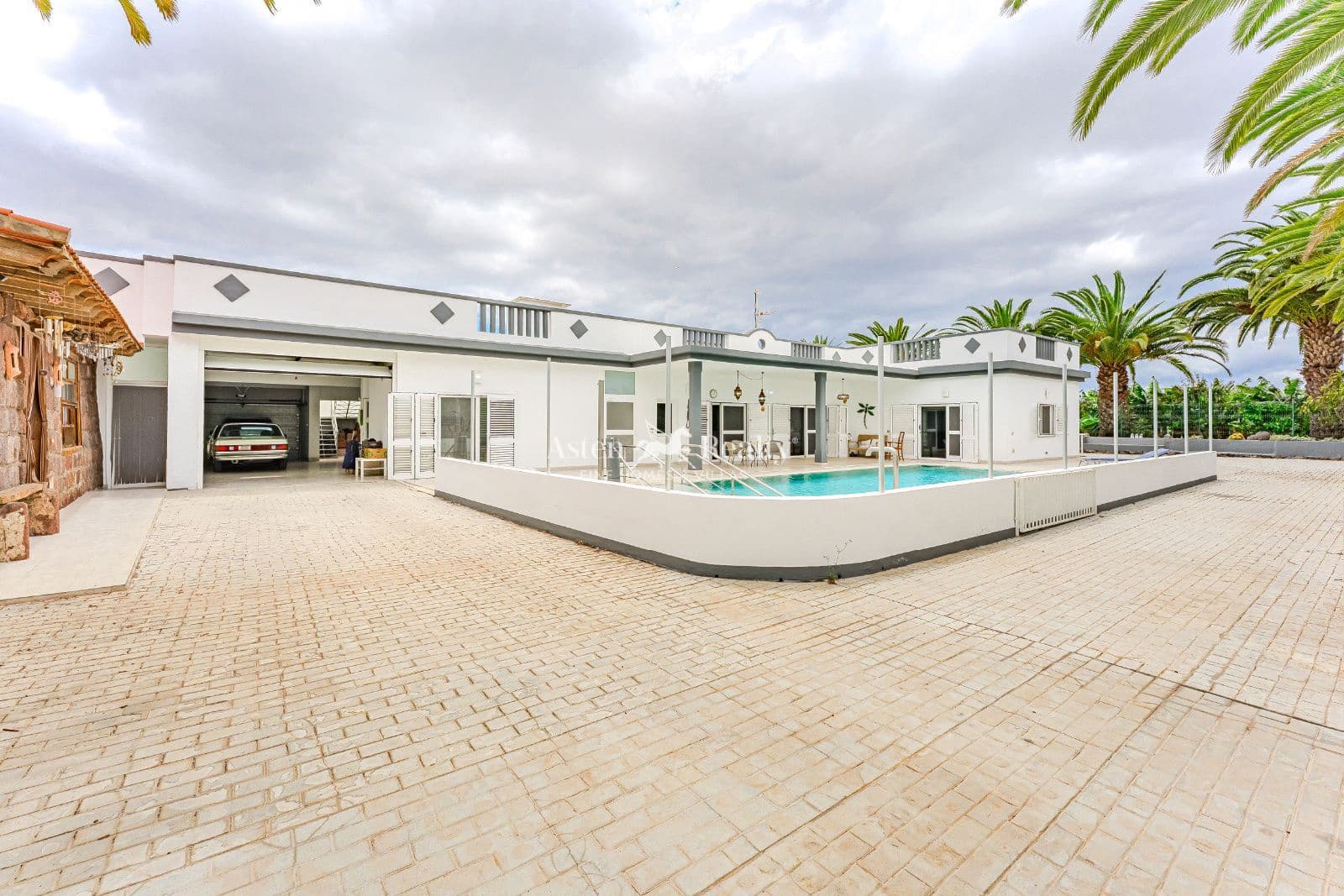 5 bedroom Townhouse for sale in Los Cristianos with pool garage - € 1,700,000 (Ref: 8940816)