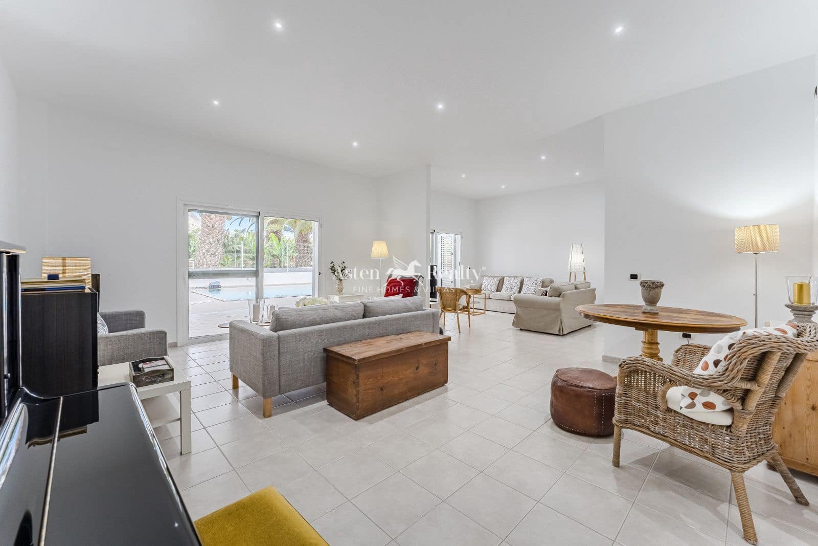 5 bedroom Townhouse for sale in Los Cristianos with pool garage - € 1,700,000 (Ref: 8940816)