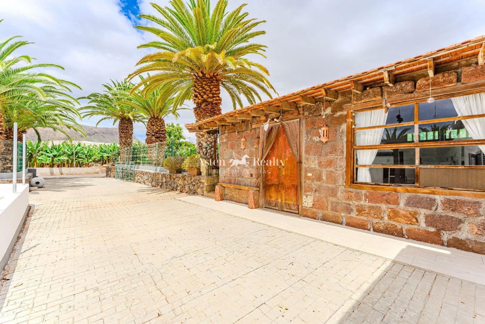 5 bedroom Townhouse for sale in Los Cristianos with pool garage - € 1,700,000 (Ref: 8940816)