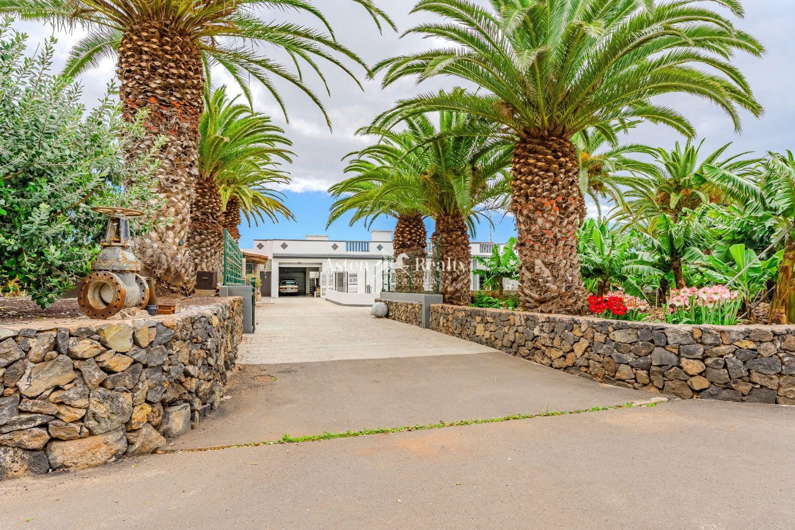 5 bedroom Townhouse for sale in Los Cristianos with pool garage - € 1,700,000 (Ref: 8940816)