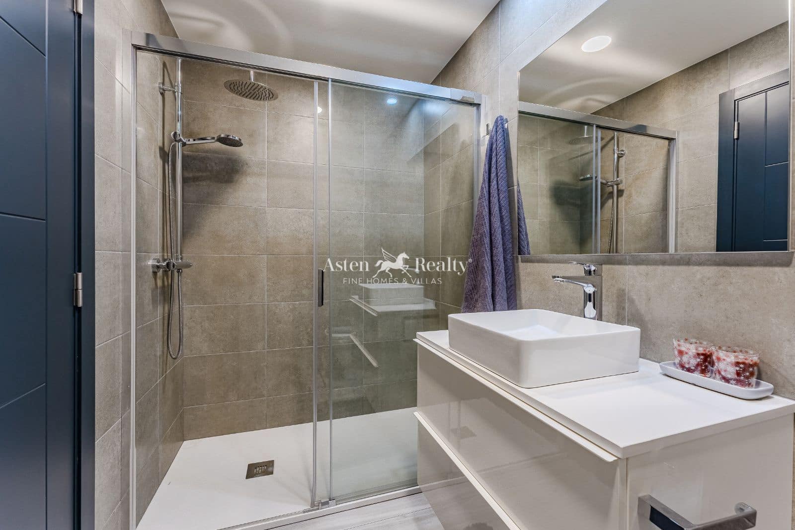 2 soverom Hus til salgs i San Miguel de Abona med svømmebasseng garasje - € 2 100 000 (Ref: 8940817)