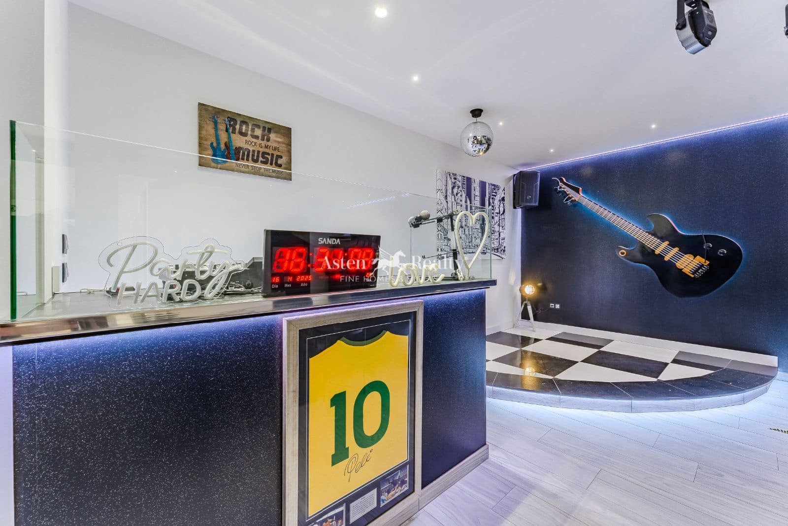 2 soverom Hus til salgs i San Miguel de Abona med svømmebasseng garasje - € 2 100 000 (Ref: 8940817)